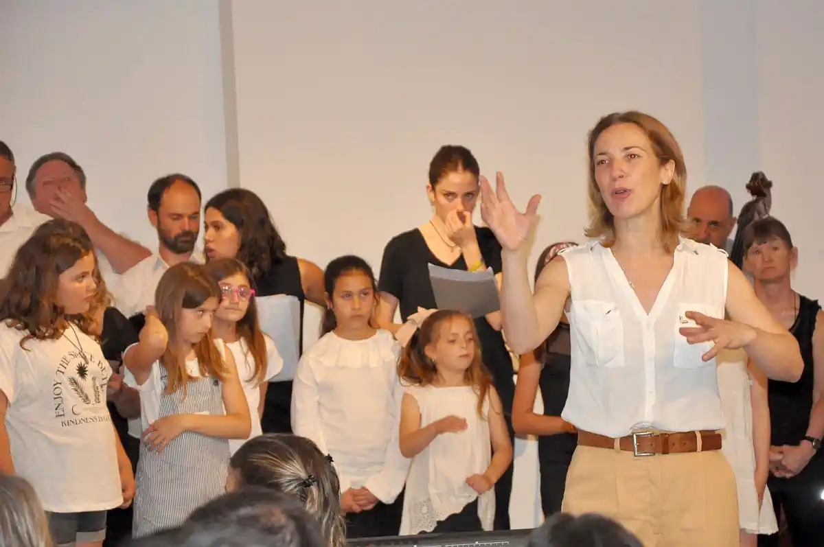 Coro de niños. Romina Reimers con sus pequeños alumnos