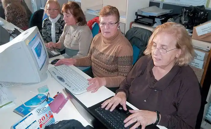 Adultos mayores y el desafío de saltar la brecha digital