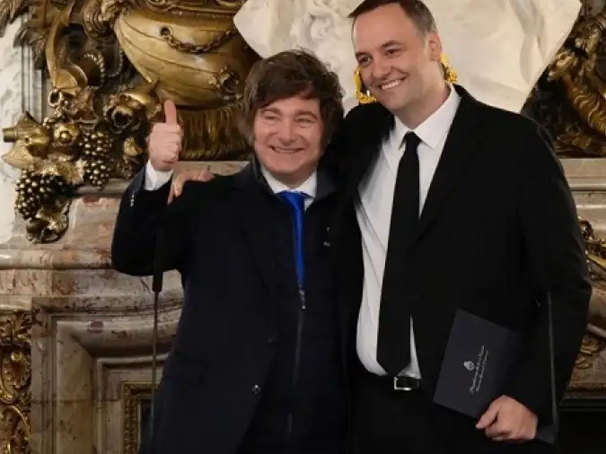 Un mes después de la promesa de Milei, Adorni todavía no presentó su declaración jurada