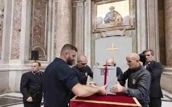 El Vaticano: verifican que la Puerta Santa de San Pedro está lista para el Jubileo