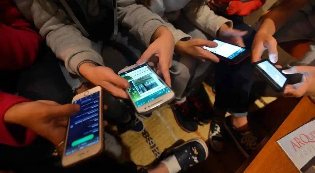 Cuatro de cada 10 adultos jóvenes es adicto al celular