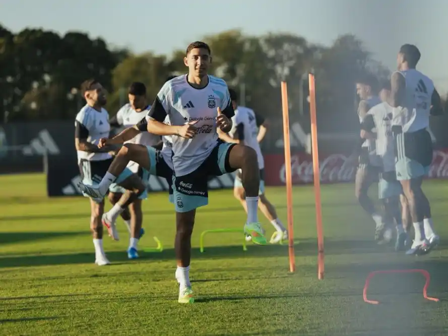 Scaloni tiene dos dudas en el 11 titular para enfrentar el viernes a Mauritania. Foto:AFA