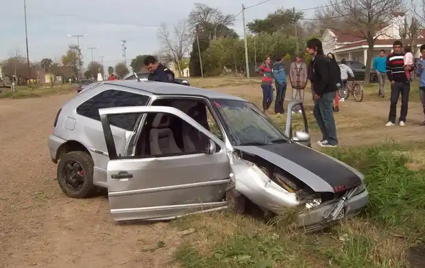 Urdinarrain: Iban a votar y cayeron con el auto a una zanja