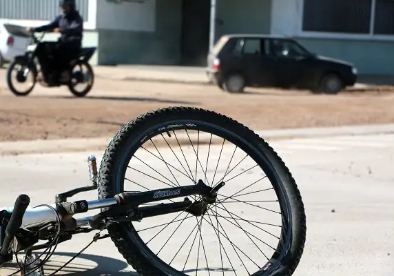 Ciclista terminó fracturada tras ser chocada en Bolivar y Ayacucho