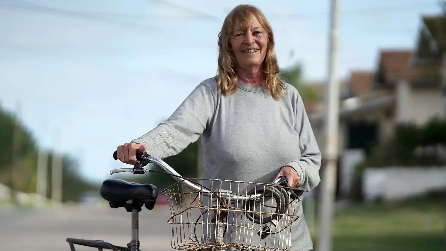 Con su herramienta. De trabajo, la bicicleta que la acompaña, Ivana Medernach