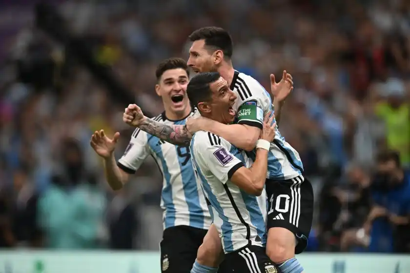 Con goles de Messi y Enzo Fernández, Argentina le ganó 2 – 0 a México y sueña con los octavos de final