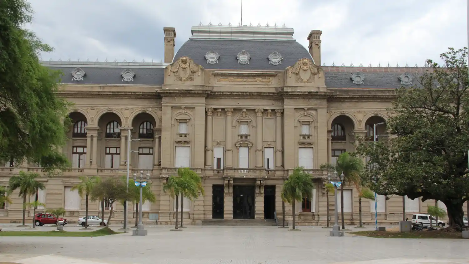 Gobierno y gremios se reúnen por el pase a planta de los contratados