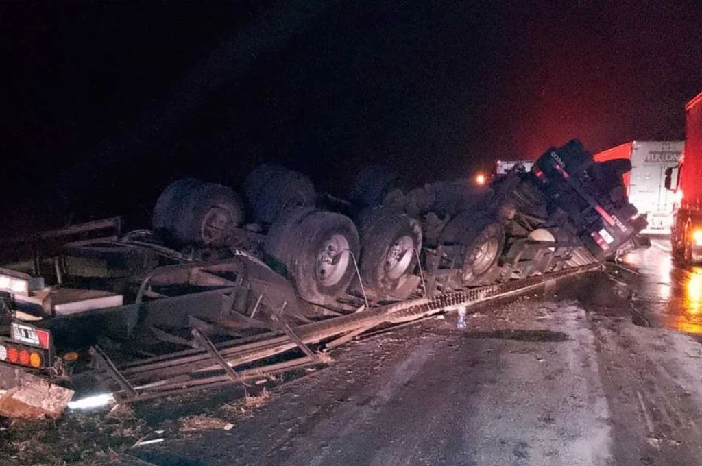 Impresionante vuelco en ruta 19 a la altura de San Jerónimo del Sauce