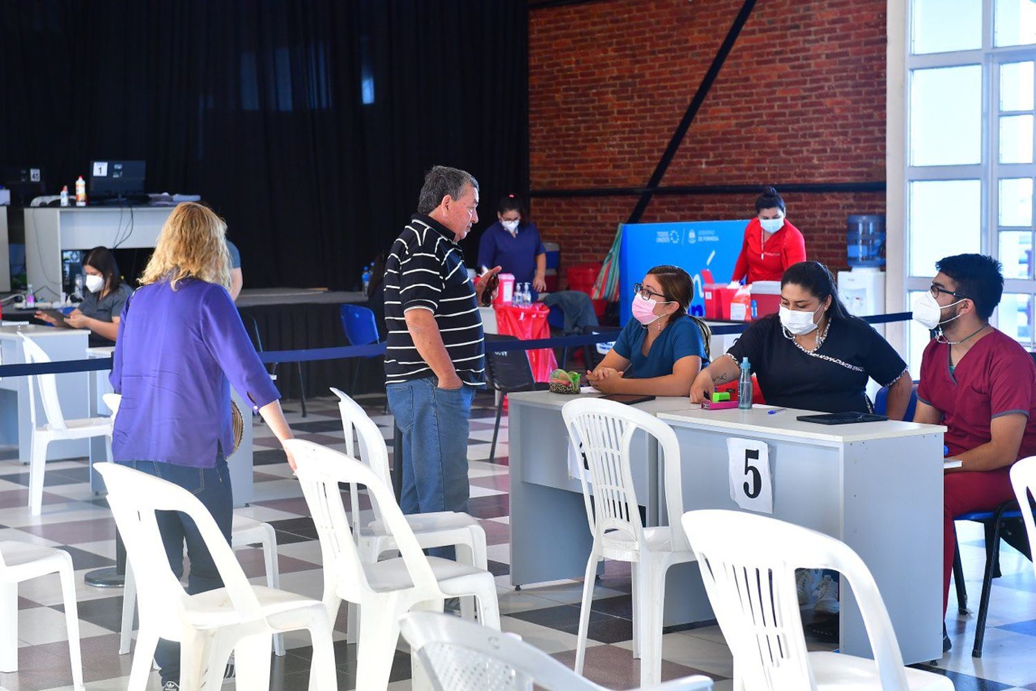 La vacunación se realiza en todos los vacunatorios fijos de la provincia, en simultáneo.
