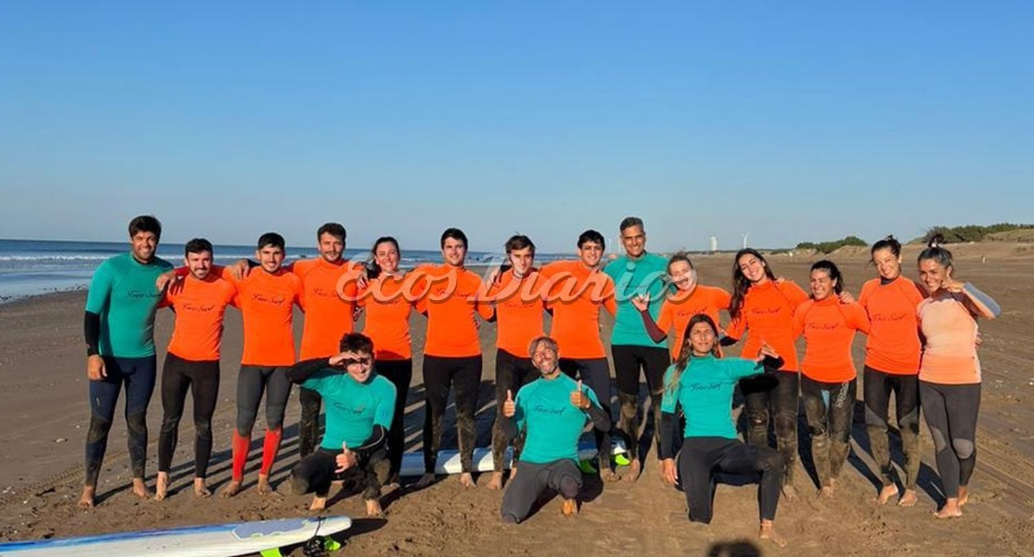 Los participantes de la Escuela "Free Surf"