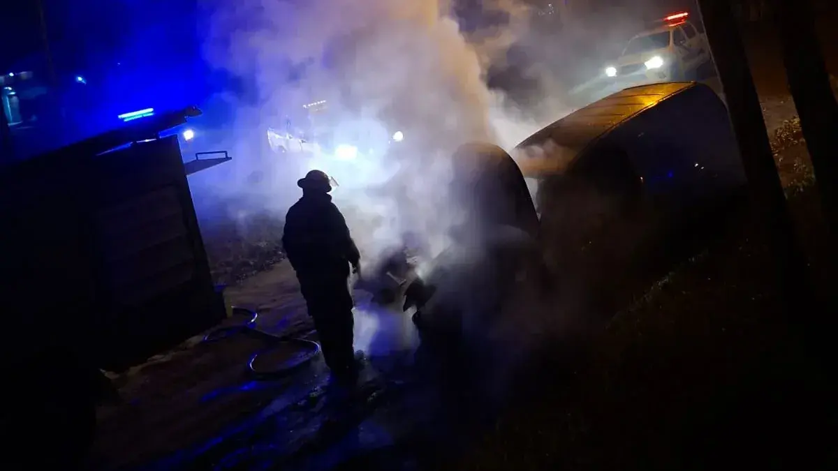 Incendio de un vehículo en la madrugada: rápida intervención de Bomberos y Defensa Civil evitó daños mayores
