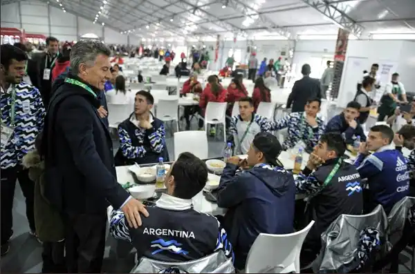 Macri visitó la Villa Olímpica y almorzó con deportistas argentinos