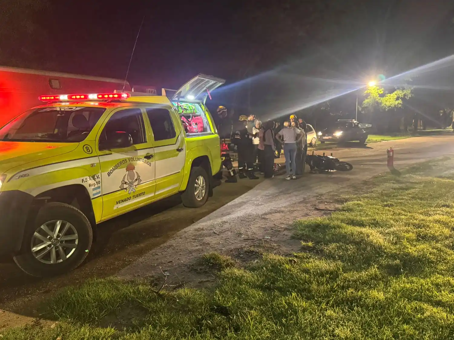 Los servidores públicos trabajando en el lugar del accidente.