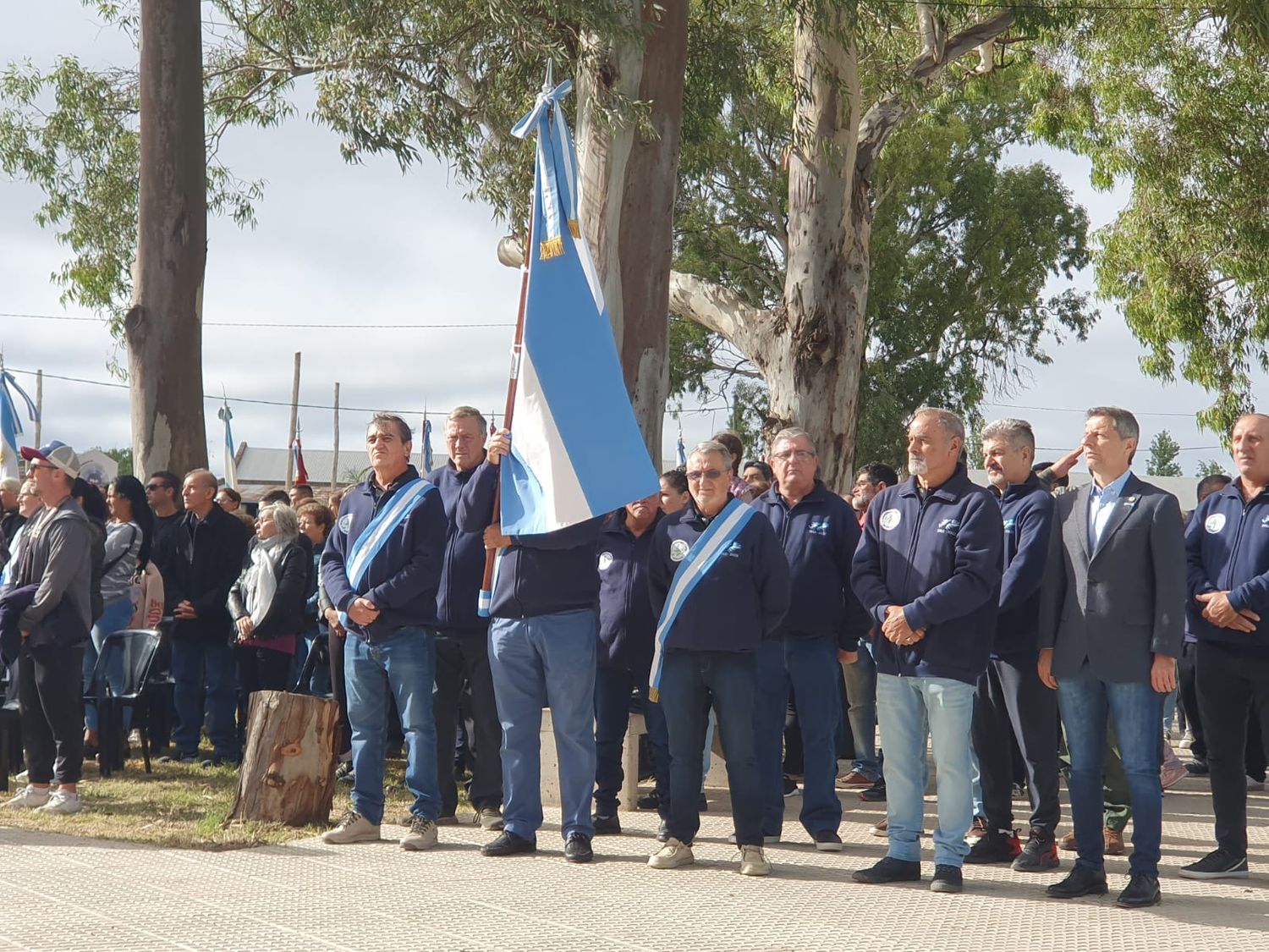 Los veteranos junto al intendente Bernarte en el acto por los 42 años de la gesta de Malvinas