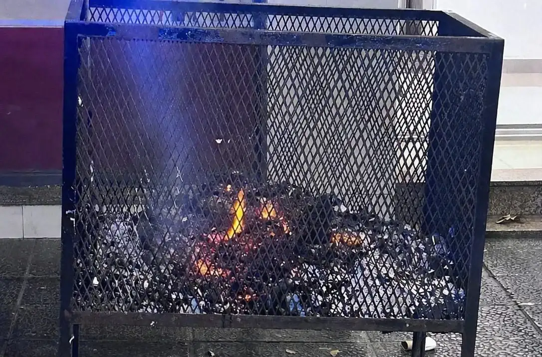 Uno de los cestos que fue incendiado esta madrugada por el pirómano.