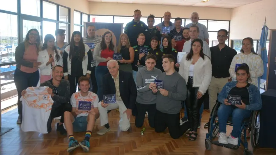 El equipo de Goallbal y un nadador de Integra Sports fueron reconocidos por sus desempeños deportivos