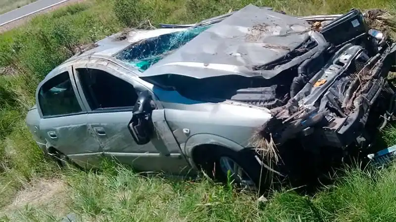 Impactante accidente en Ruta 14: despistaron, volcaron y cayeron en una zanja