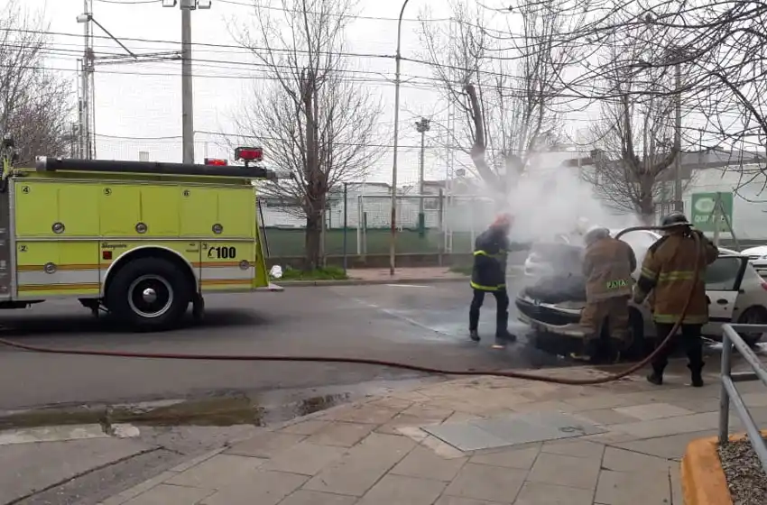 Justo a tiempo: un hombre logró bajar de su auto en pleno incendio