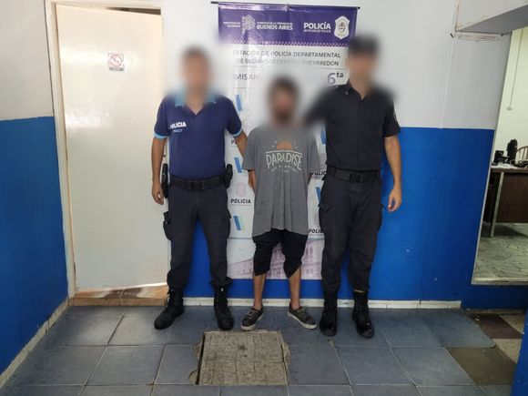 Amenazó a un chofer de colectivo con un florero metálico y fue detenido
