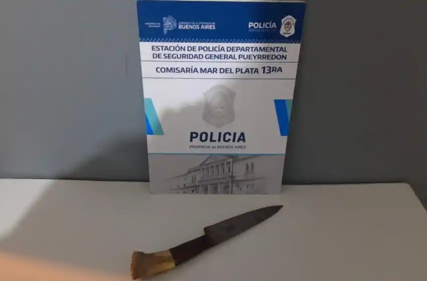 Amenazó a los padres con un cuchillo