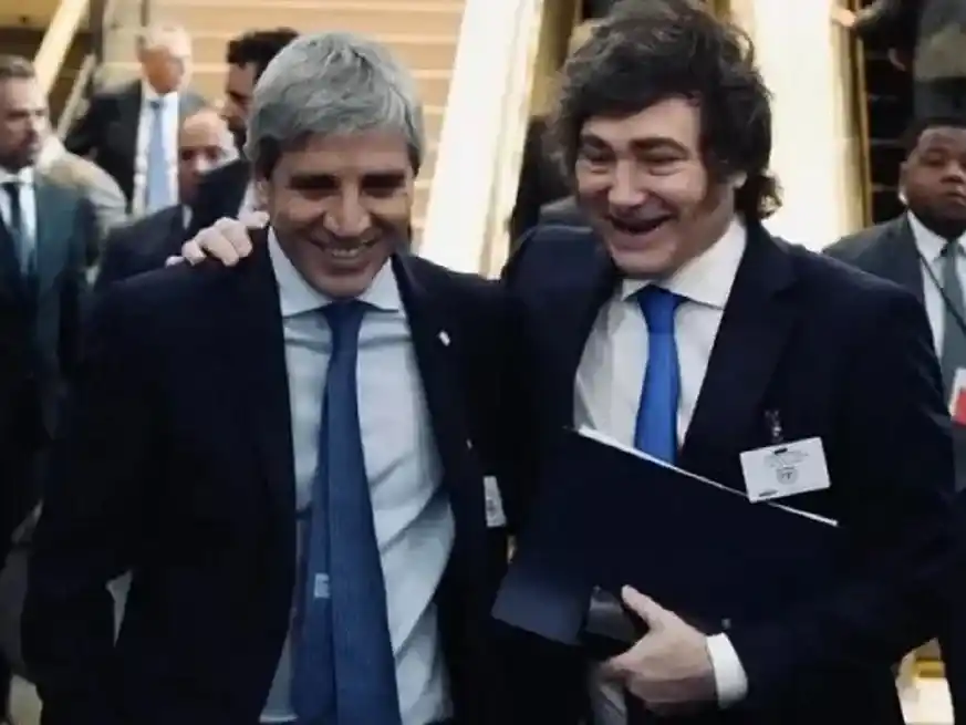 Javier Milei junto a Luis Caputo, su ministro de Economía.