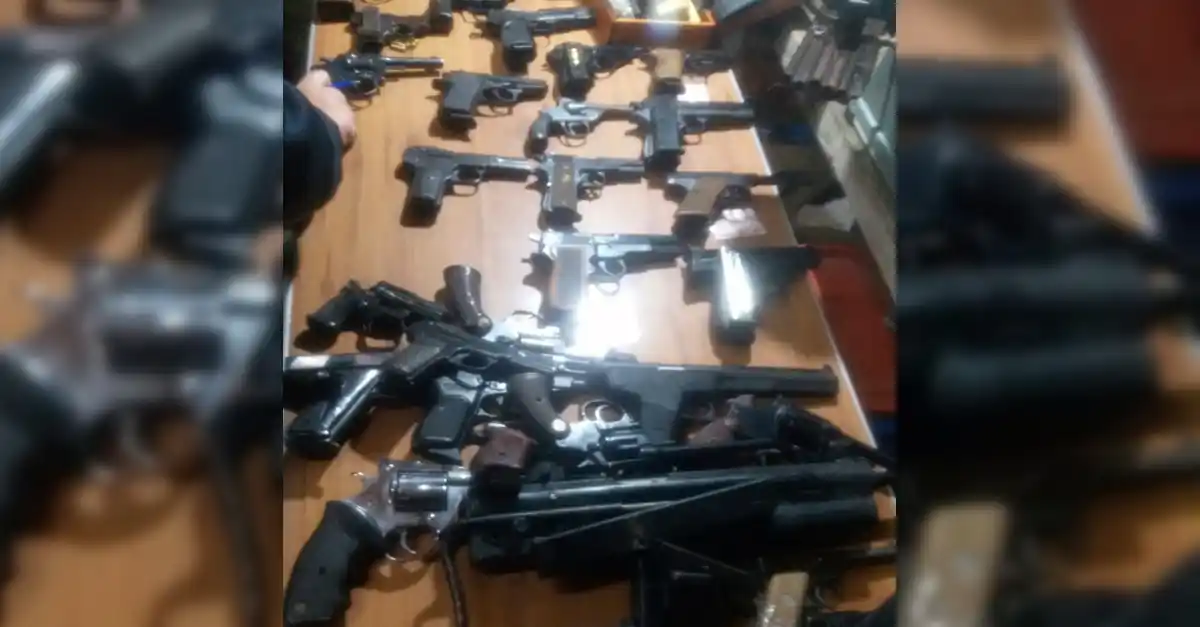 Robaron 67 armas de fuego de una camioneta que las transportaba