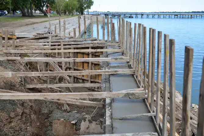 Recta final para la reconstrucción de la muralla costanera frente al Parque de los Libres del Sur