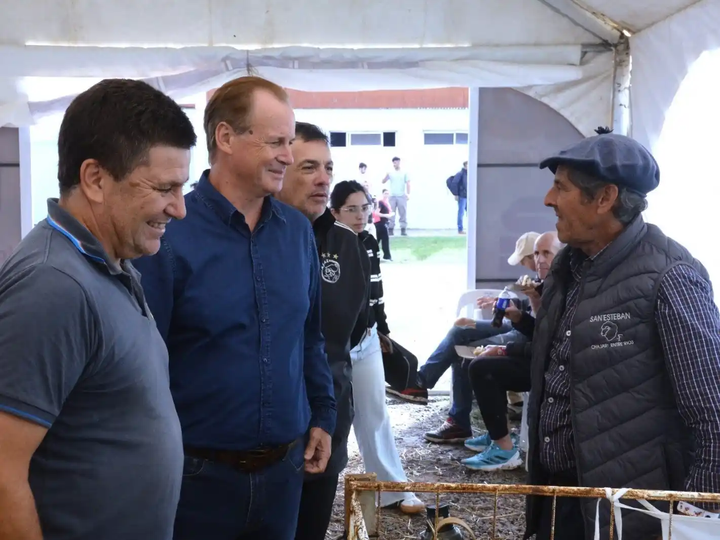 El exgobernador valoró al sector apícola y recorrió el nuevo albergue municipal