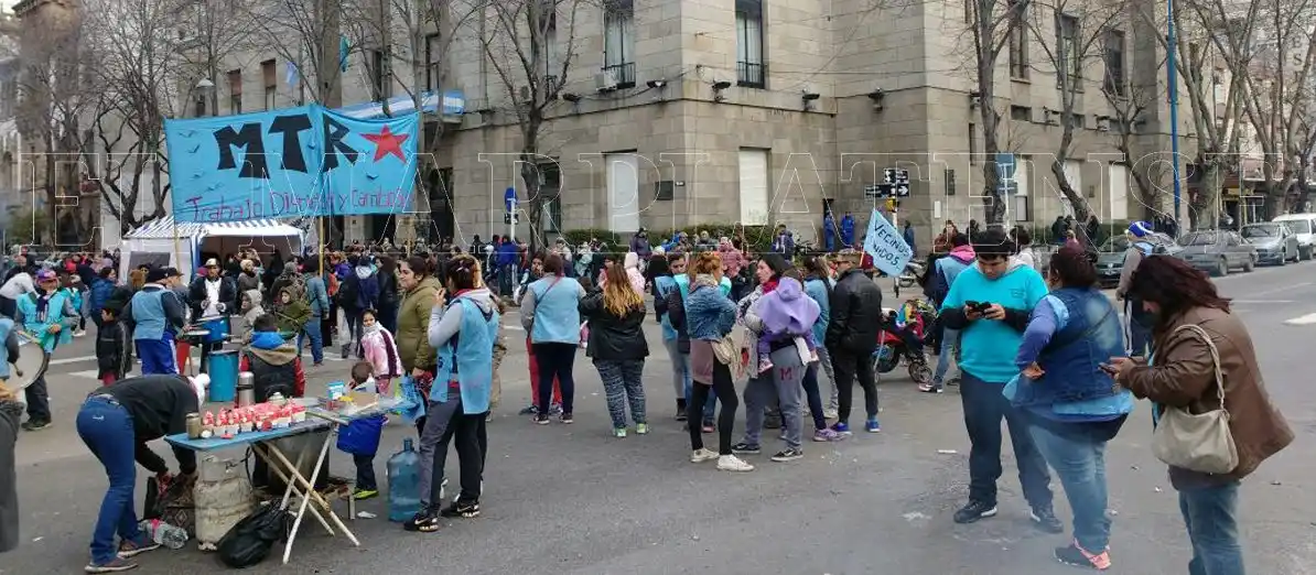 Caos vehicular frente al Municipio por protesta de cooperativas