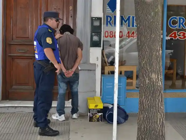 Robó una notebook y fue detenido, lo soltaron y a las 24 horas volvió a robar