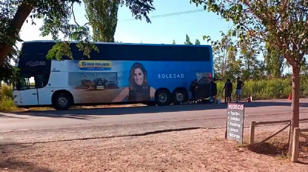 Soledad Pastorutti tuvo un accidente en la ruta y fue auxiliada por una docente que la recibió en su casa
