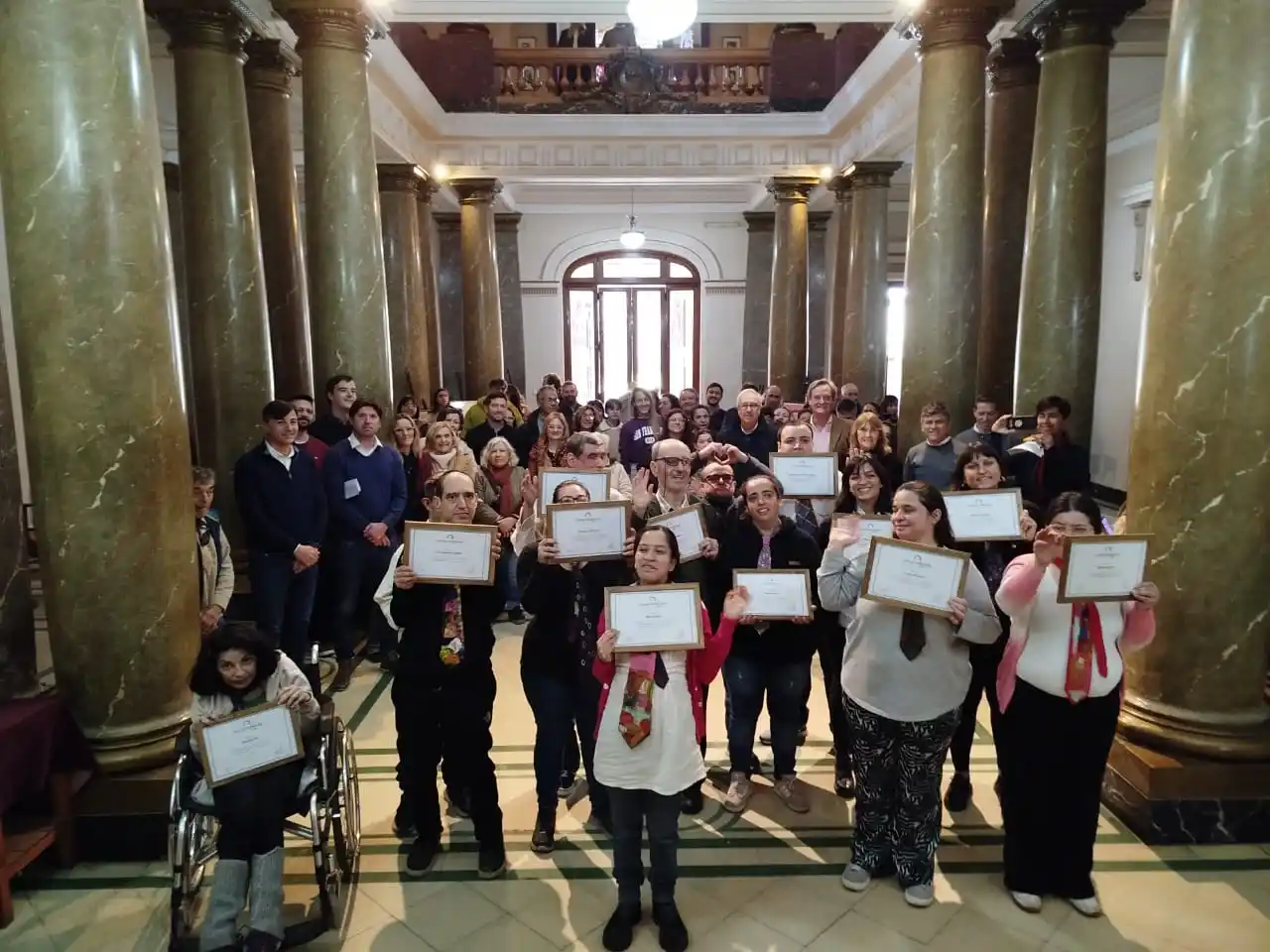Los integrantes de “Artistas Urgentes”, tras el reconocimiento del Concejo Deliberante.