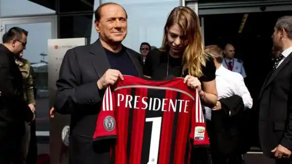Silvio Berlusconi le vendió el Milan a un grupo chino por USD 824 millones