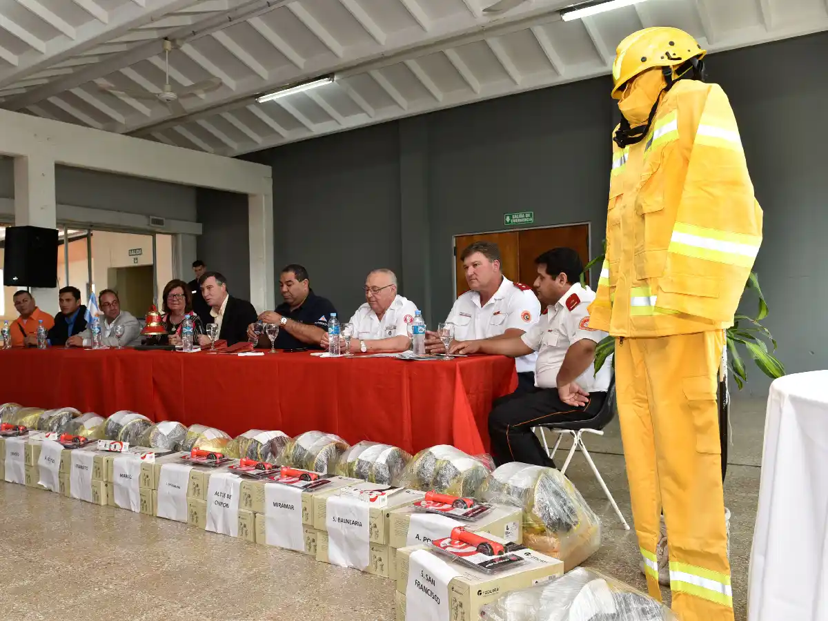 Bomberos recibieron equipo para combatir los incendios forestales