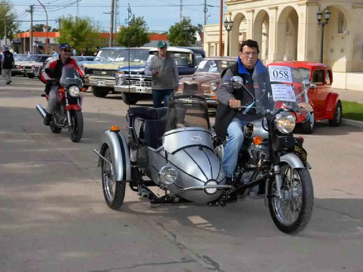Con desfile de autos antiguos Porteña abrió sus patronales