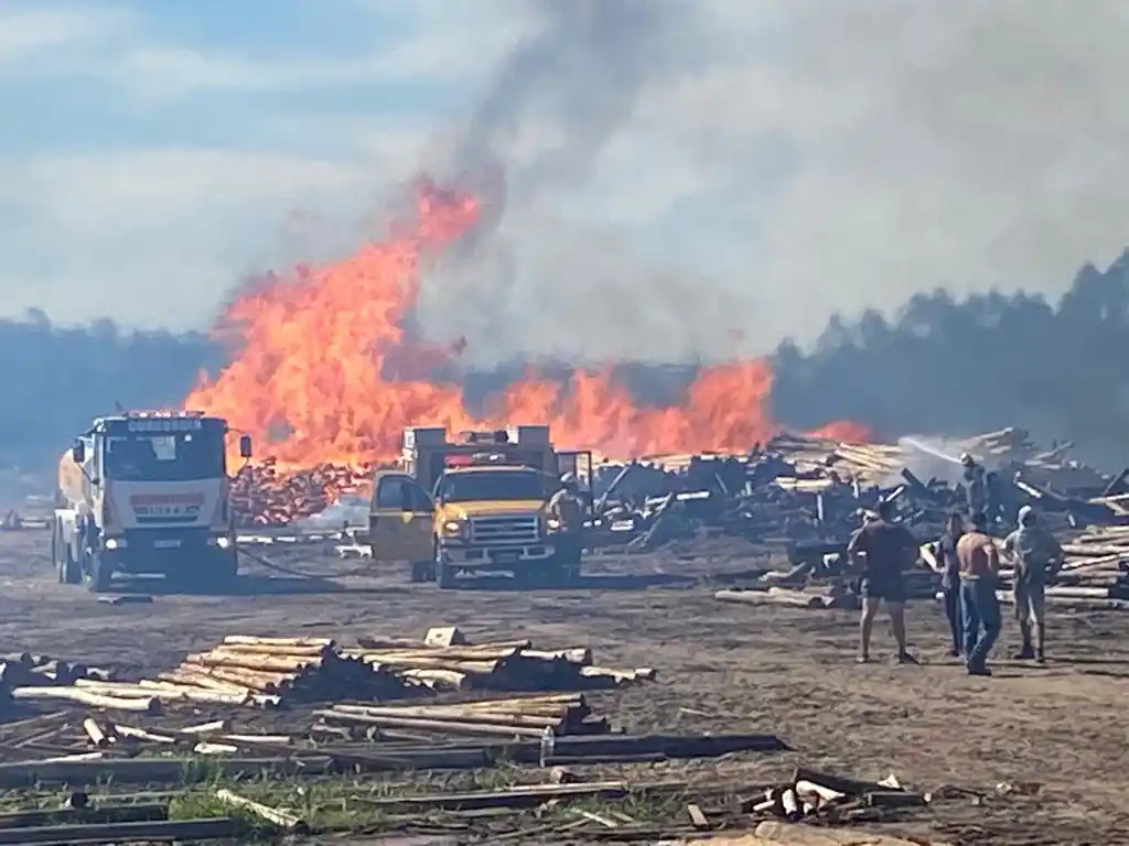 Bomberos Voluntarios trabajó en un incendio a metros de la autovía