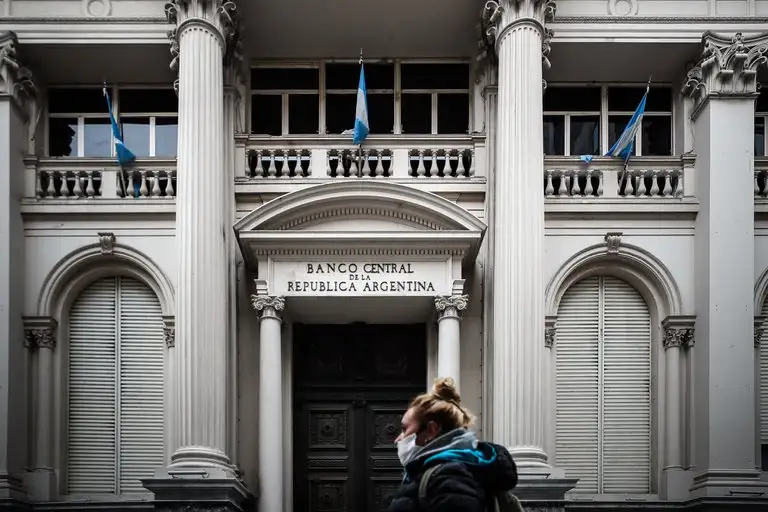 Más controles a la compra de dólares: los gastos con tarjeta se descontarán del cupo mensual de USD 200