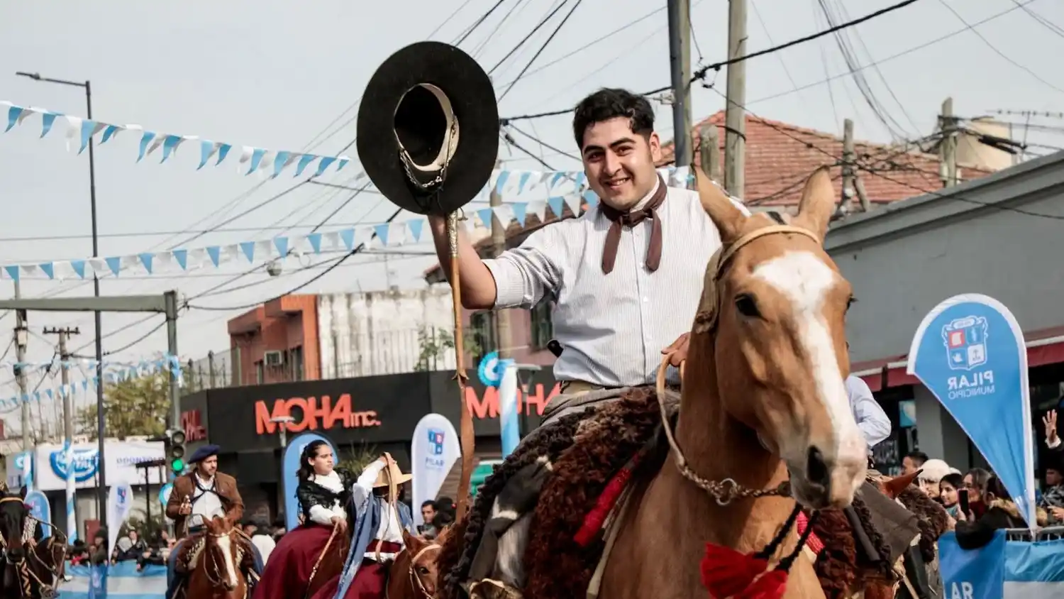 Centros tradicionalistas desfilaron frente a la comunidad.