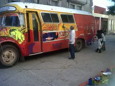 Atípica muestra artística: Pintan un colectivo en el centro de la ciudad