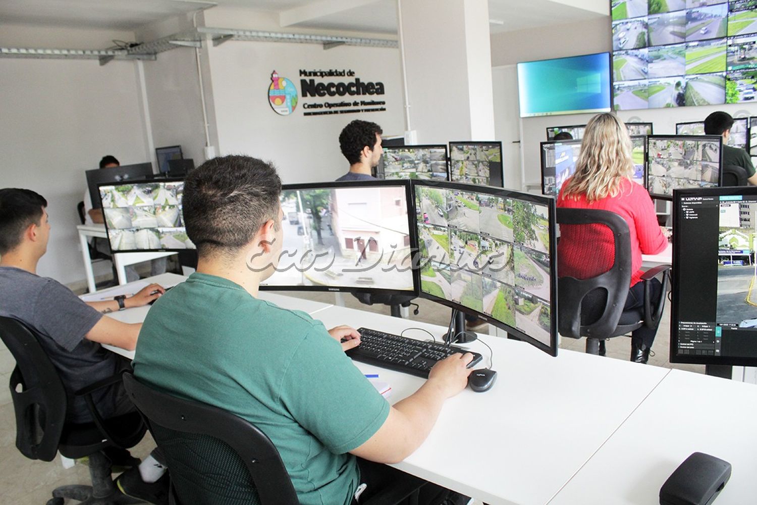Trabajo en el Centro de Monitoreo para hallar el vehículo