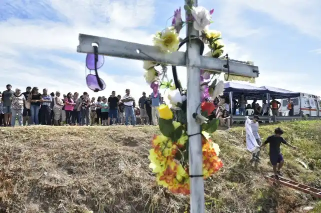Emoción, tristeza y lágrimas en el homenaje a las víctimas de la tragedia de Monticas