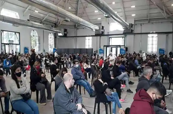 Vacunarán con la tercera dosis a mayores de 40 años sin turno previo en Rosario