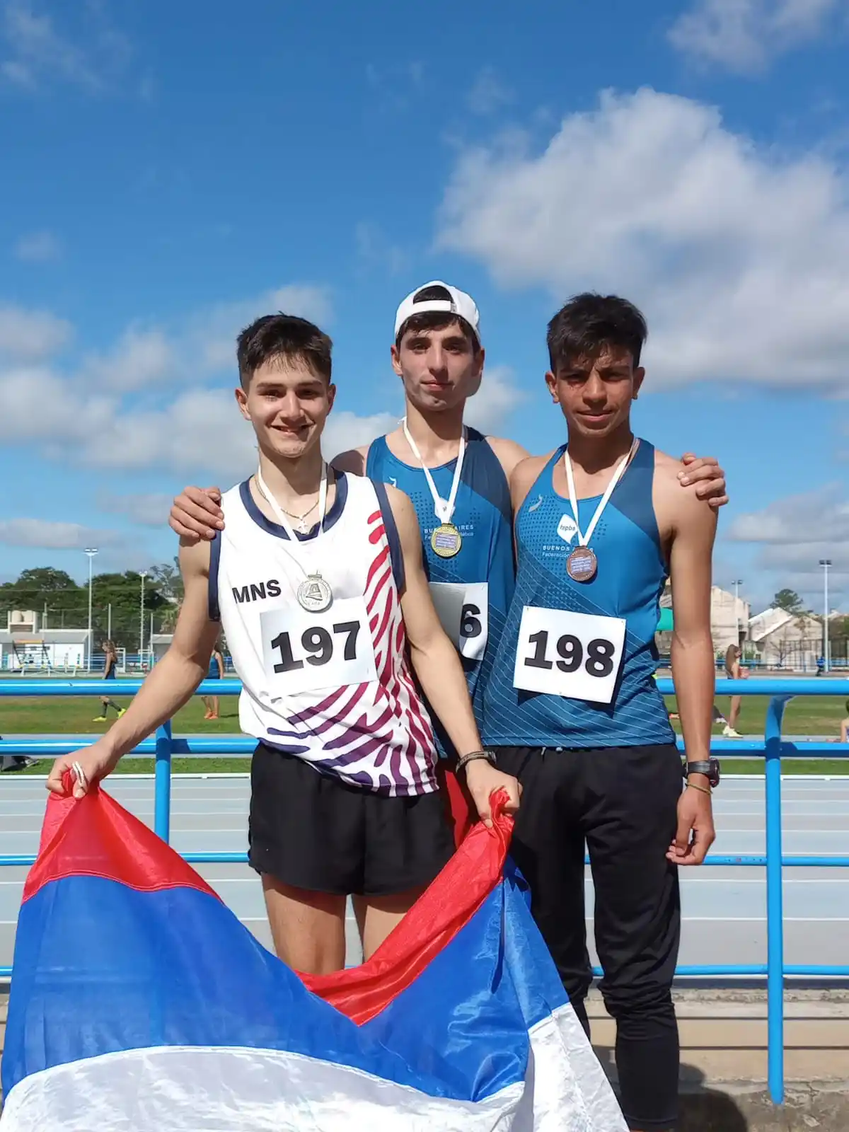 Dacosta Lemos, al centro en la premiación.