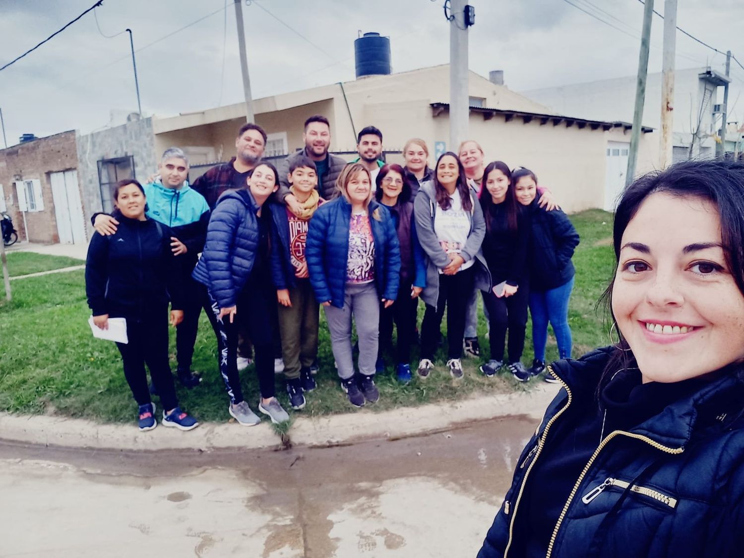 Pastore durante la campaña electoral en las calles de Frontera