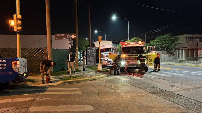 Incendio pilar de luz bomberos zapadores gur policía Rafaela av Fanti Ituzaingó-20260211 - 2