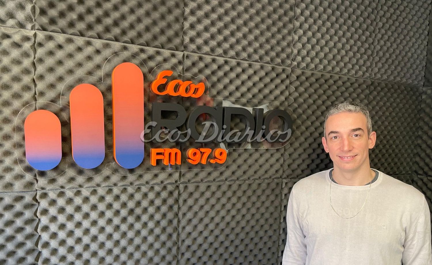 Agustín Apreda en las instalaciones de Ecos Radio