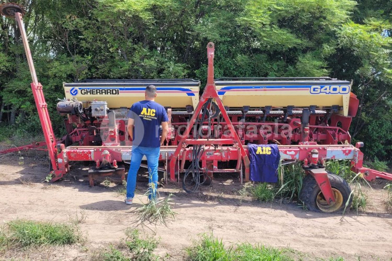 A la vera de un camino rural, encontraron una sembradora que había sido robada