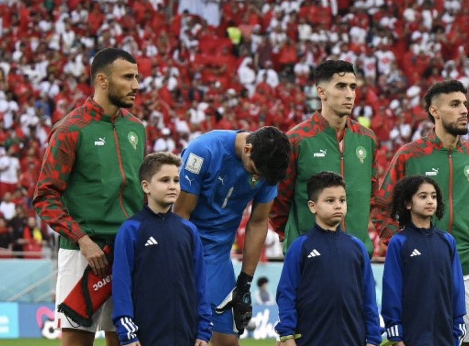 El arquero titular de Marruecos cantó el himno con su selección pero no jugó contra Bélgica