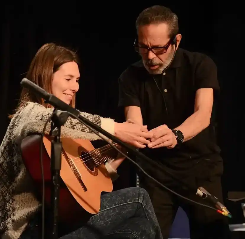 Romina Burgueño durante una de sus presentaciones en vivo con guitarra acústica.