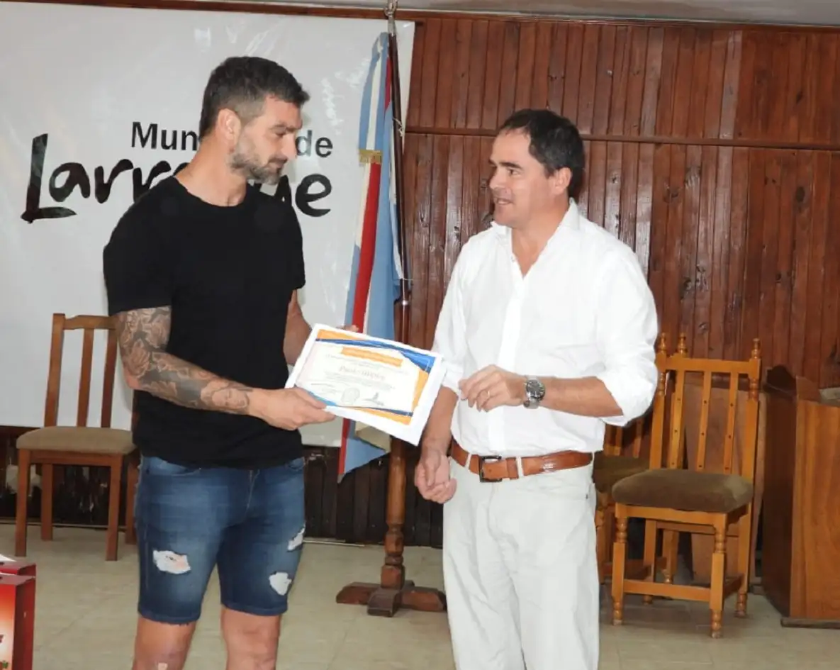La Municipalidad de Larroque brindó un reconocimiento al futbolista Paolo Impini